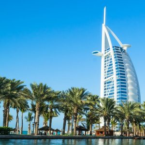 Ντουμπάι: φωτογραφία από το Burj Al Arab και μπροστά κάποια φοινικόδεντρα