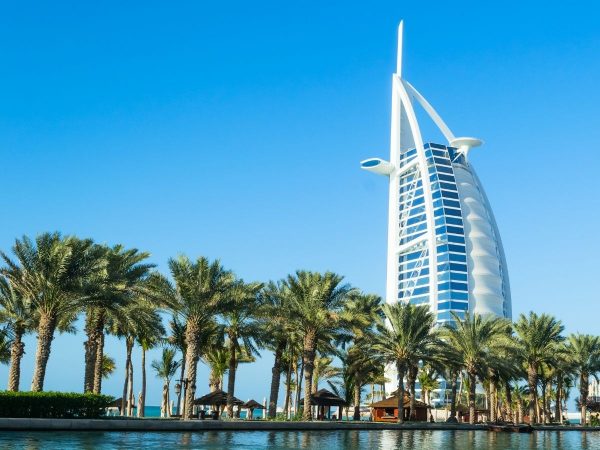 Ντουμπάι: φωτογραφία από το Burj Al Arab και μπροστά κάποια φοινικόδεντρα