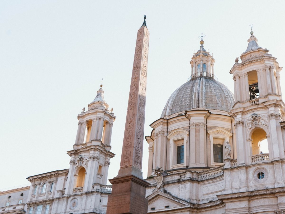 Φωτογραφία από τη Ρώμη, συγκεκριμένα τον οβελίσκο και την εκκλησία της Πιάτσα Ναβόνα